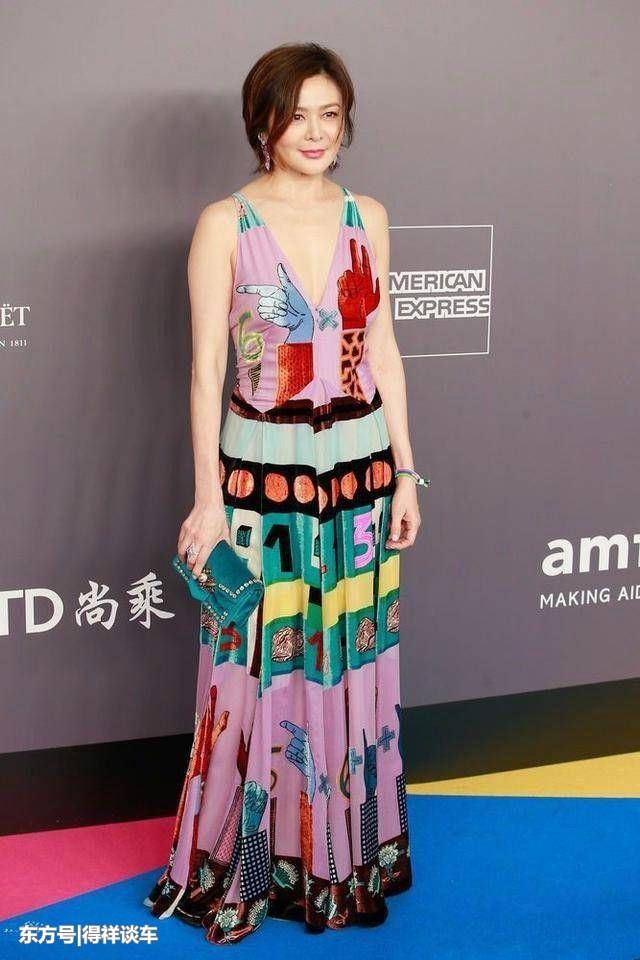55岁关之琳胸口藏不住，深v裙对她来说不算什么!