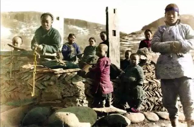 摄影师还原清末儿童彩照,100年前“熊孩子”就是这个样子!