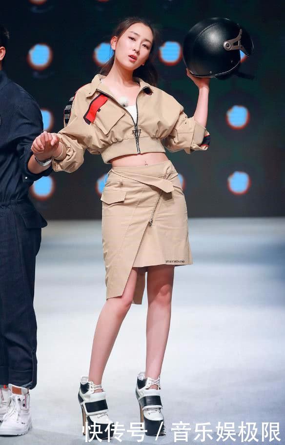 马苏穿30厘米高跟鞋走台，只为了增高，才不管鞋子好不好看！