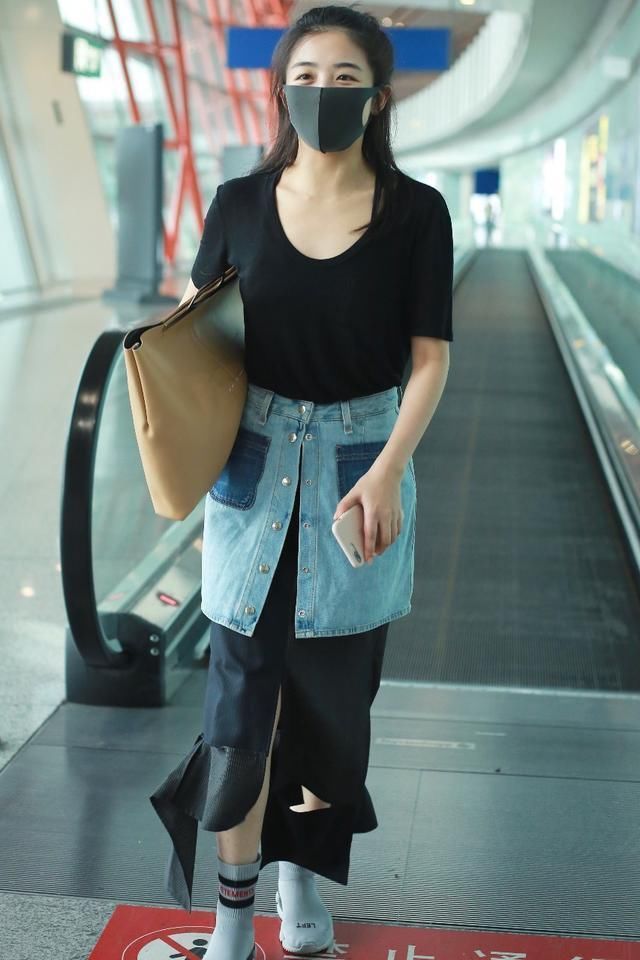 29岁张含韵太潮了！长裤外面还套半身裙，网友：时尚圈的人太难懂