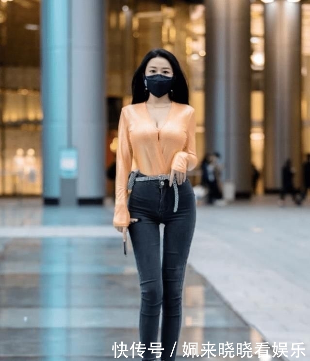  【迷人】紧身裙小姐姐, 真是魅力十足呢