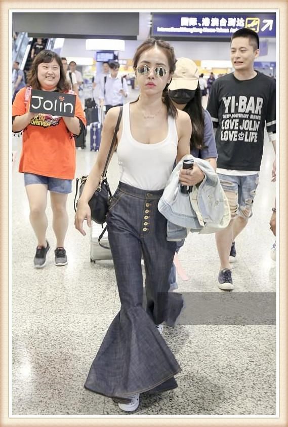 张韶涵86斤，蔡依林84斤，二人同穿小背心，干瘦丰腴差距一目了然