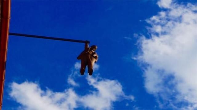 世界上最“吓人”的雕像：悬于12米空中，人们看完为何报警？