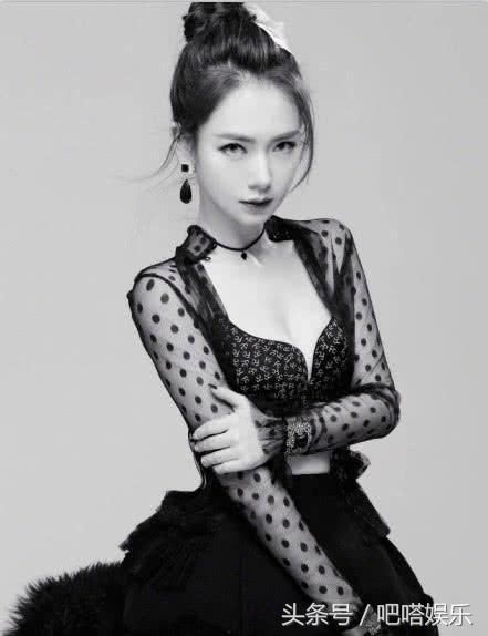 戚薇穿着风格愈发大胆，透视装大秀长腿美背，辣妈名不虚传！