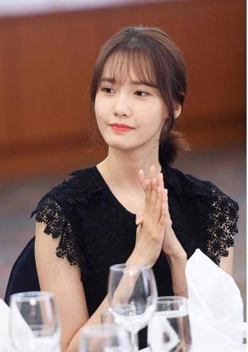 林允儿获得年度最佳上镜奖，一身黑色连衣裙，全身散发着女神气质