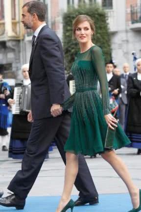 西班牙国王和王后穿的有点尴尬？风格完全不同，却满脸的幸福感！