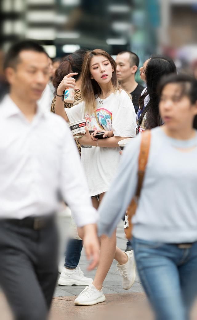 路人街拍，牛仔短裤与高跟鞋这样搭最简约，而且整洁有范