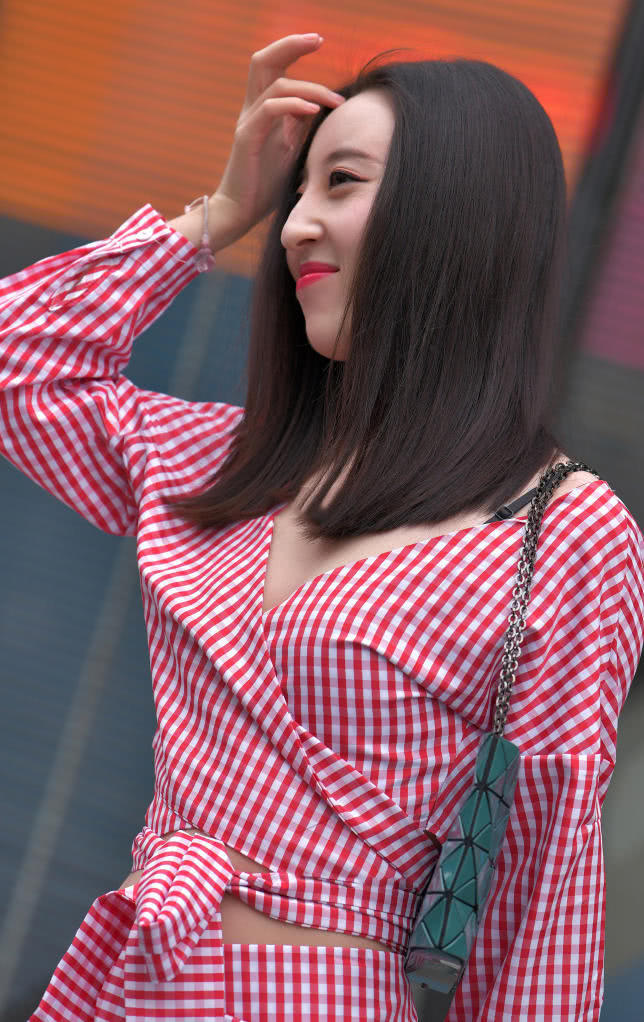 气质小姐姐裹身裙尽显迷人曲线，大胆的深V勾勒出紧致的胸部线条