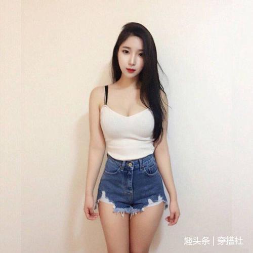 俏丽可人的小姐姐，身材纤瘦却有着不错的弧线，实在让人羡慕