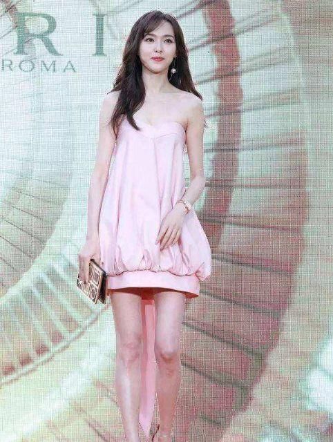 被热巴、王丽坤、唐嫣、韩雪的蜜桃裙圈粉，这个夏天你被谁甜到?