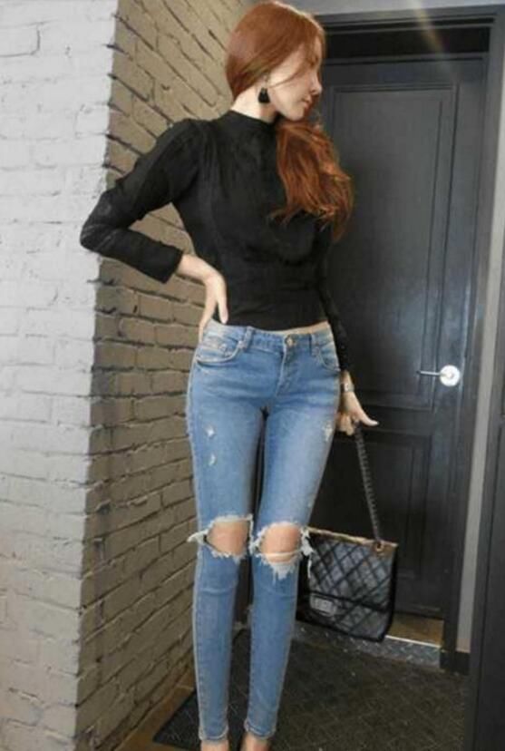 时尚的紧身牛仔裤美女，展现的身段优雅，美的妙不可言