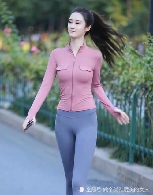  『美女』春暖花开的季节，时尚美女喜欢穿着紧身裤逛街，自信秀出凹凸感身材！