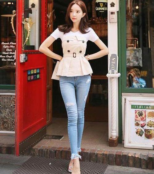 路人街拍，花臂小姐姐，笑起来有点小酒窝特别美