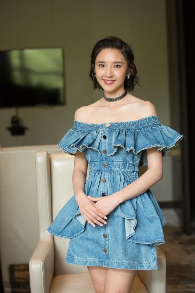 唐艺昕真够自信的，腿粗坚持不P图，还玩下衣失踪大秀“美腿”!