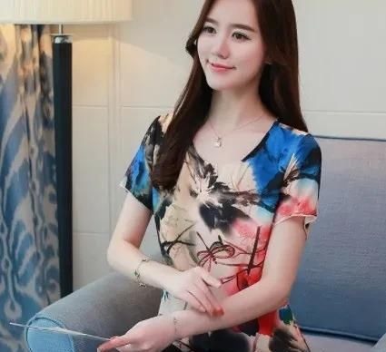  迷人■女人过了50岁,少穿妈妈装,多穿这样的打底小衫,知性迷人