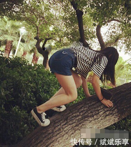 参加活动，姑娘穿着报纸做成的衣服，真是太时尚了