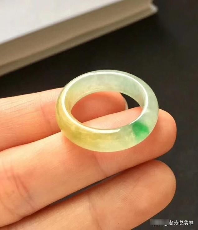  [手镯]不知道送爱人什么东西？别急！明白翡翠戒指、手镯的寓意，再去挑