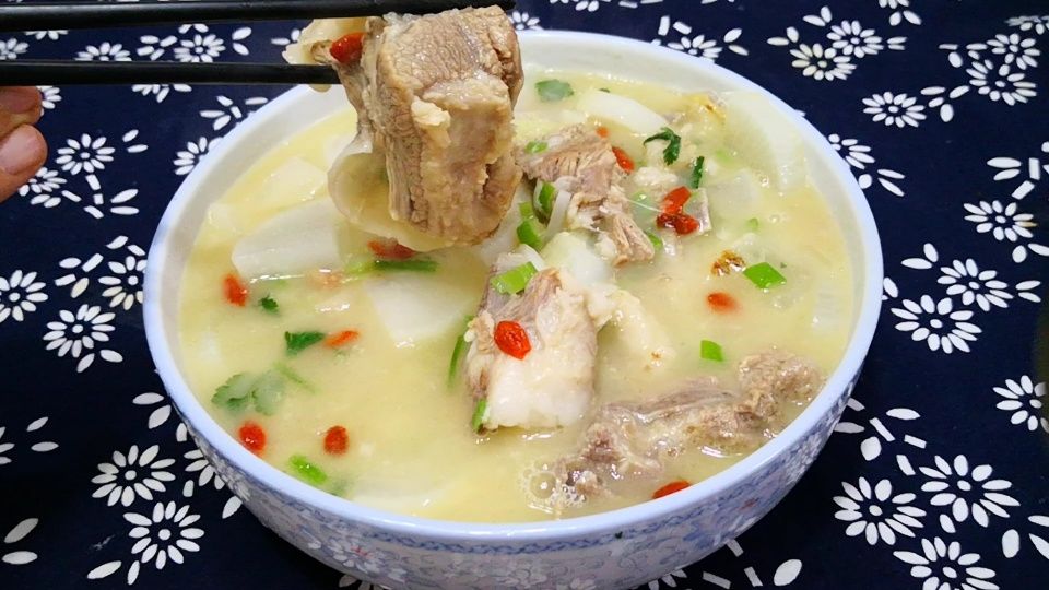 牢记:炖羊肉汤时,直接下锅炖就错了,牢记3个小秘诀,肉嫩汤白无膻味