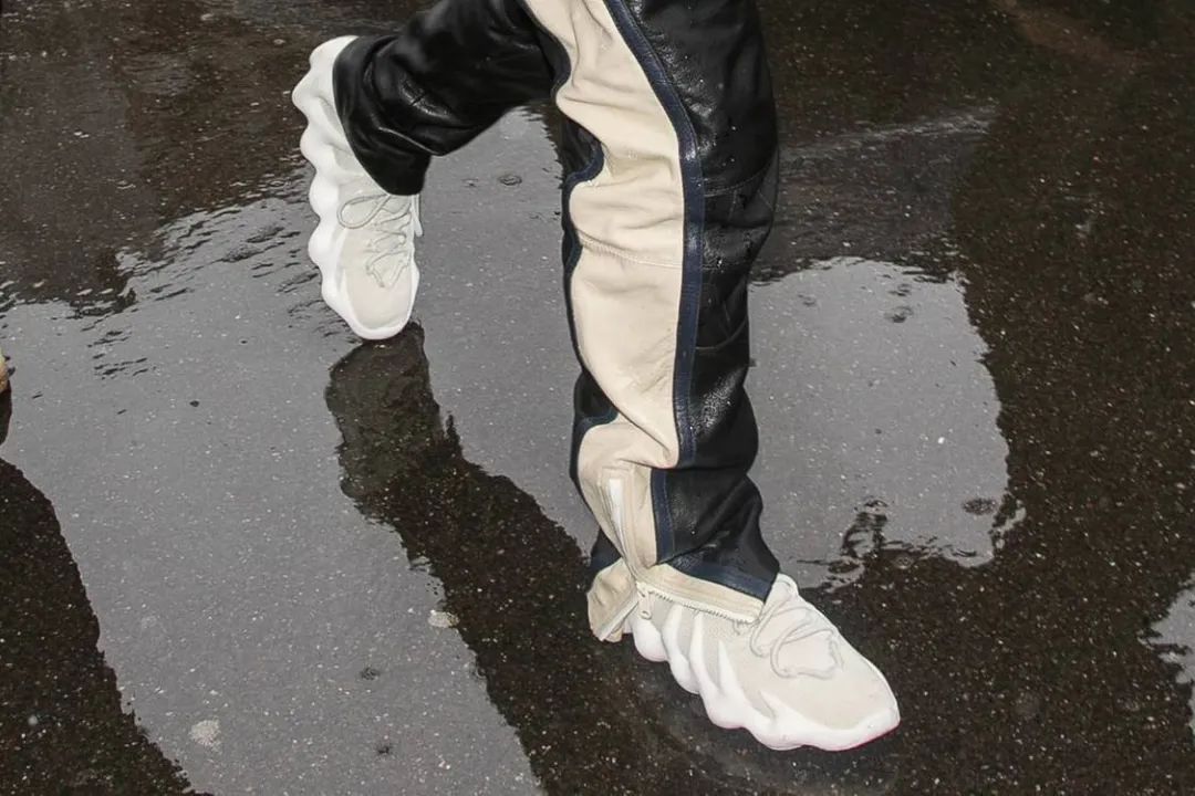  火山■资讯丨Yeezy“火山”造型拖鞋曝光，你能接受这个设计吗？