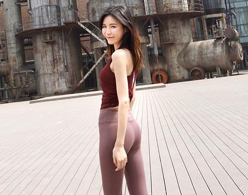 温婉有型的打底裤美女，尽显小家碧玉的身材