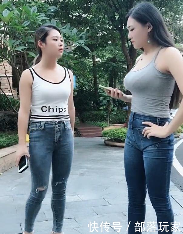 街拍：网红美女牛仔裤反穿，现在年轻人的美很难懂