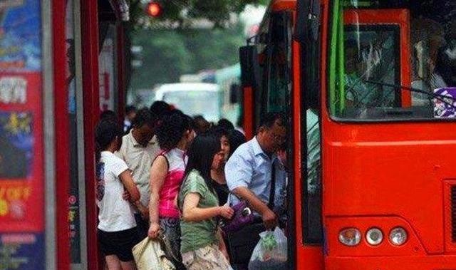 为什么公交车都被“挤爆”了，交警却从来不查超载呢？可算知道了