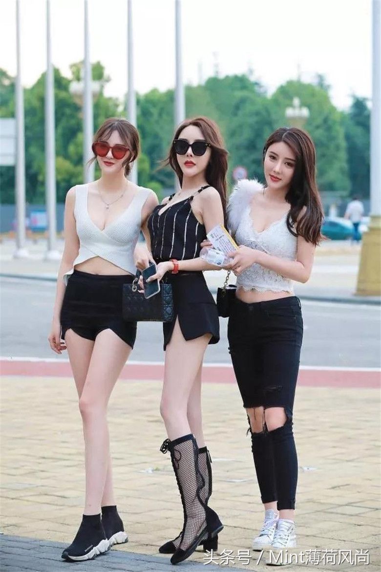 重庆街拍:镂空蕾丝衫+开叉阔腿裤，温柔可人且高雅