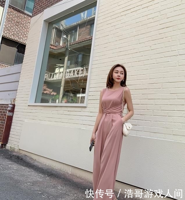 「女人」建议爱穿阔腿裤的女人,这样搭配鞋子,舒适轻便又时髦