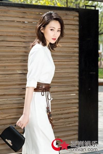 林鹏夏日街拍 职场街头率性切换