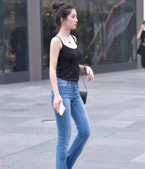  【美女】养眼女神街拍：倾城倾国的美女，一条黑色的吊带连衣开叉裙，时尚魅力十足