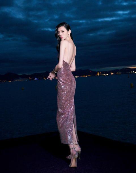 奚梦瑶穿衣太疯狂了，黑色针织衫只穿了一半，机场秀身材就服你！