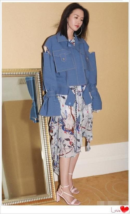 谭维维真胆大！高跟鞋外面也能套丝袜？网友：真的不怕摔跤吗？