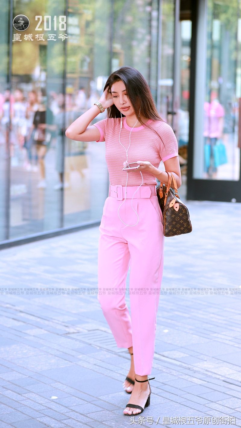 街拍:时髦美女们的装扮营造出了专属于这个夏日的清新感