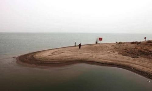 中国挖出亚洲最大的沙漠水库，蓄水量比西湖大10倍，却饱受争议