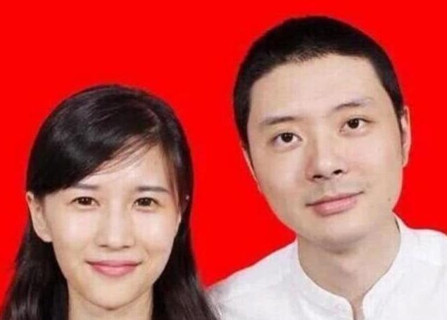 有种证件照叫做papi酱的结婚证,别人的都是白