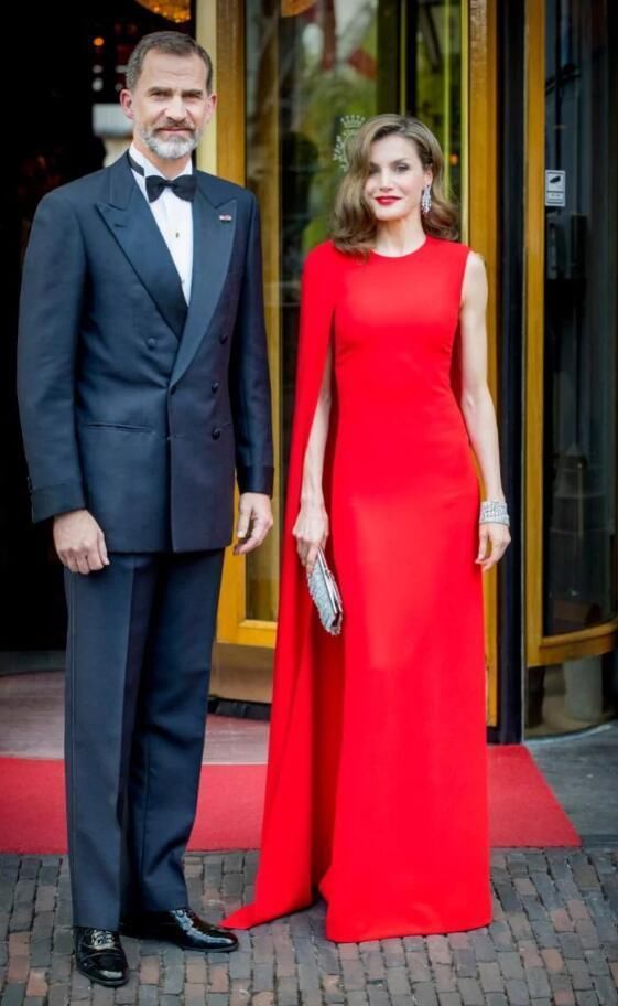 西班牙王后再次“惊艳”全场!一袭红色连衣裙抢镜，优雅又大气!