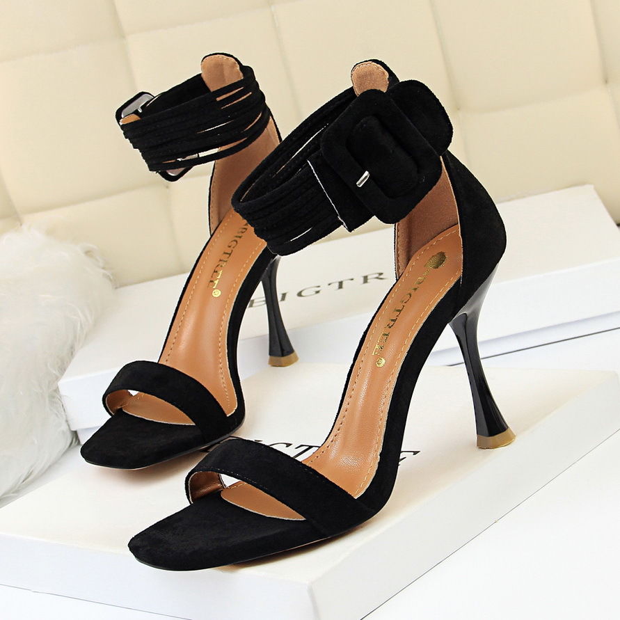 女人别再穿小白鞋，今夏超流行这双高跟凉鞋，走路又稳又有女人味