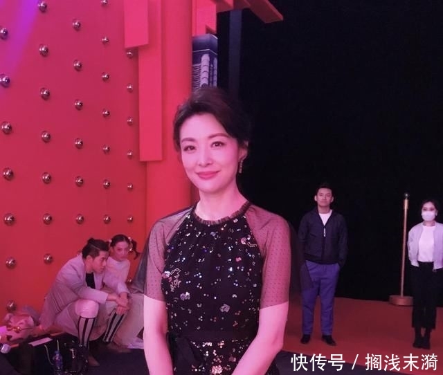 周涛为自己:周涛美得太优雅,穿刺绣连衣裙亮相,40、50岁的女人照着穿一样美