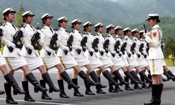 阅兵时，女兵为什么穿“丝袜”？说出来你都不一定会信！