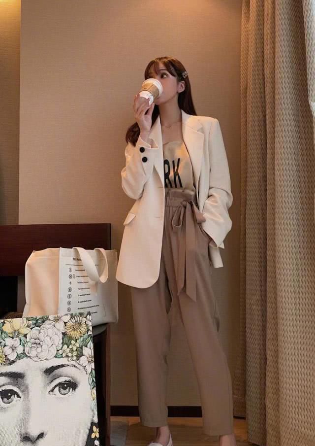  [针织衫]今春火到不行的“花苞裤”，显高显瘦就算了，比阔腿裤还百搭