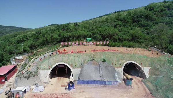  『贫困地区』陕西旬凤高速“九只窑”隧道贯通
