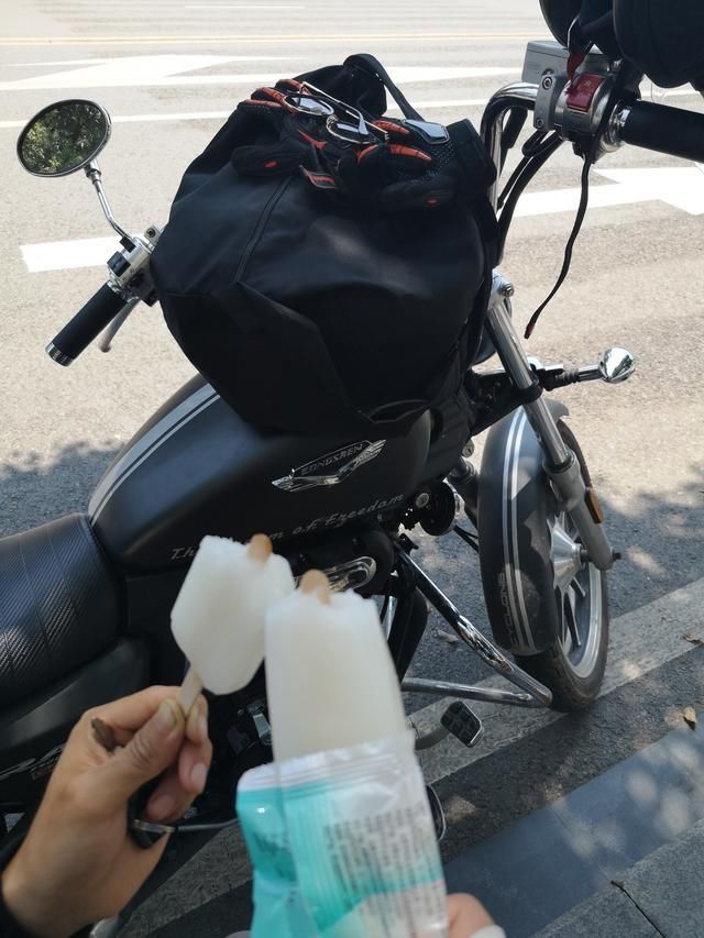 告别重庆,进入贵州,小情侣在夜里赶路,却遇到了危险