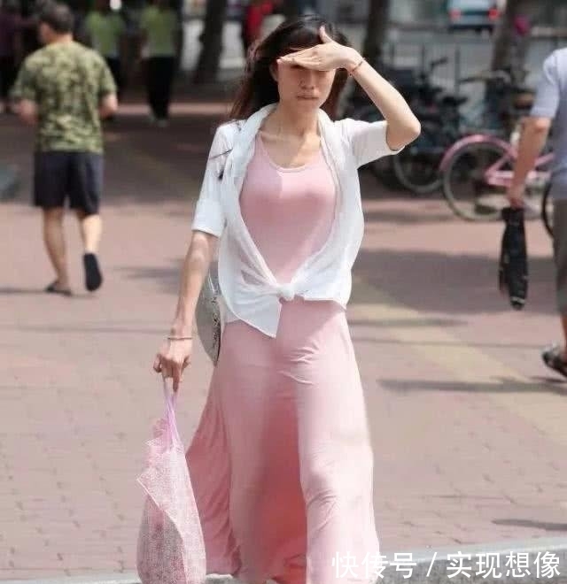  【粉色】摄影长腿美女身穿粉色长裙，风这么大还穿裙子逛街