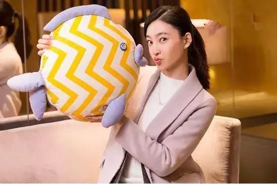 连体裤配渔网袜，网友：现在明星都这么胆大？