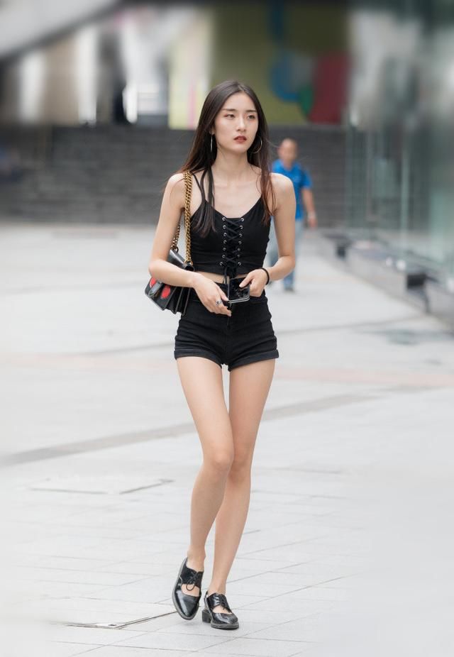 街拍，五款迷人耐看的时尚穿搭，哪一款了拨动你的心弦?