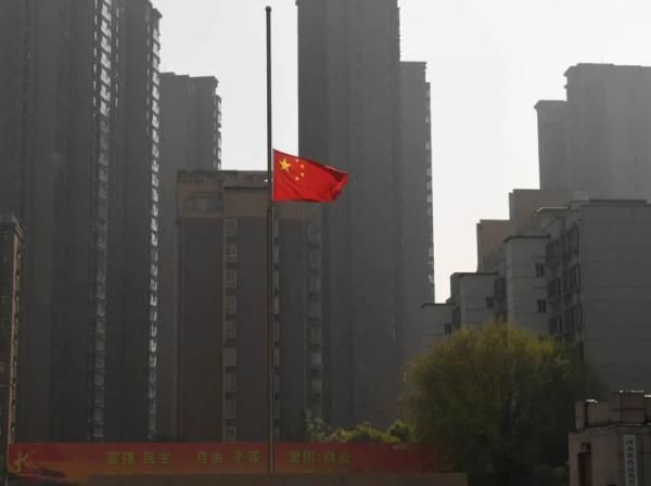  『广场』今日10时，郑州鸣防空警报，全市降半旗志哀