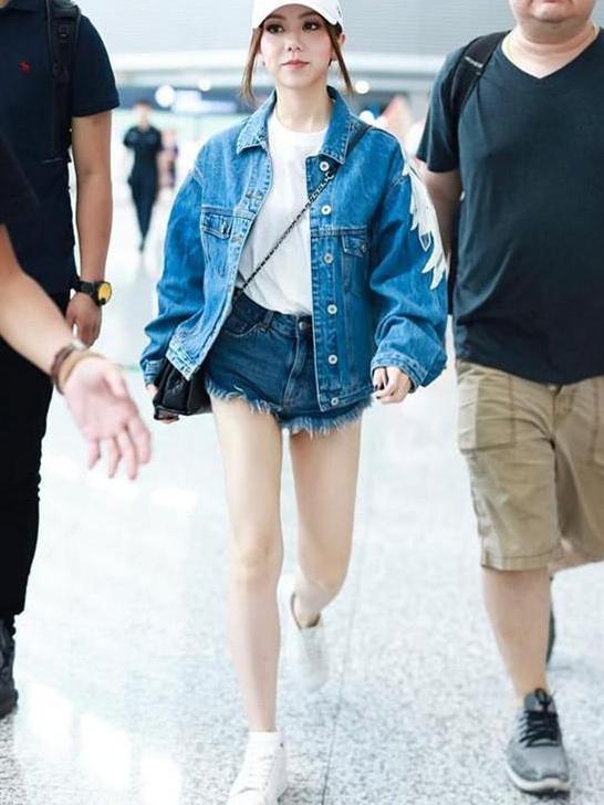 邓紫棋瘦出新高度, 穿牛仔短裤腿长一米八, 无修图照样惊艳!