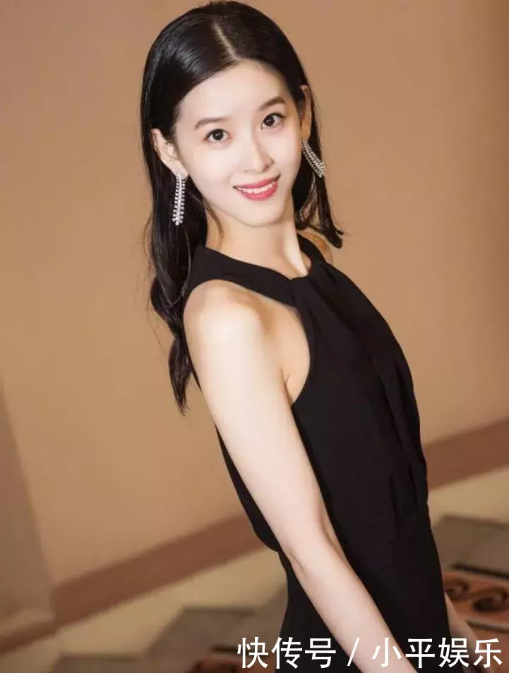 章泽天穿吊带连体衣，由甜美变性感了，奶茶妹妹你真的不心痛吗？