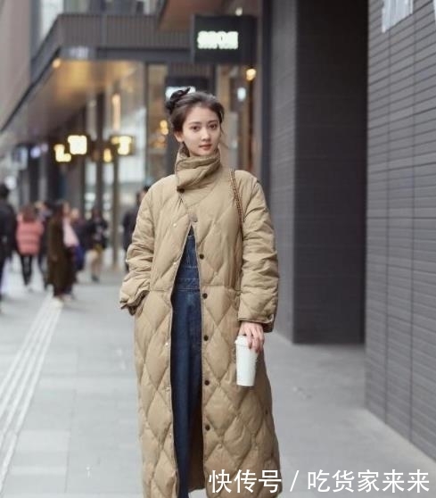  「简洁」街拍：齐肩短发的小美女，白色长裙配黑色高跟鞋，简洁又素雅