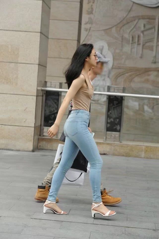 气质姐姐紧身裤尽显丰腴臀线，生怕走光的她手捂胸口，欲露还羞